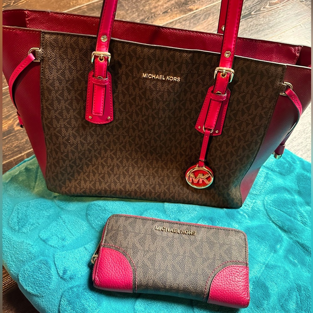 MICHAEL KORS Charlotte Large Top Zip Tote Ballet & wallet. Excellent condition.